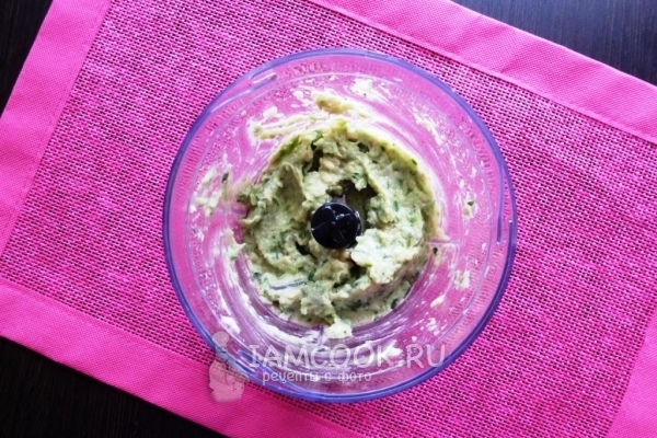 Измельчить авокадо, чеснок, огурец и базилик