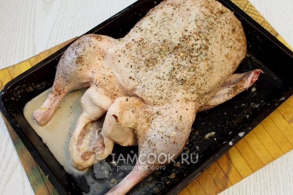 Посыпать утку специями