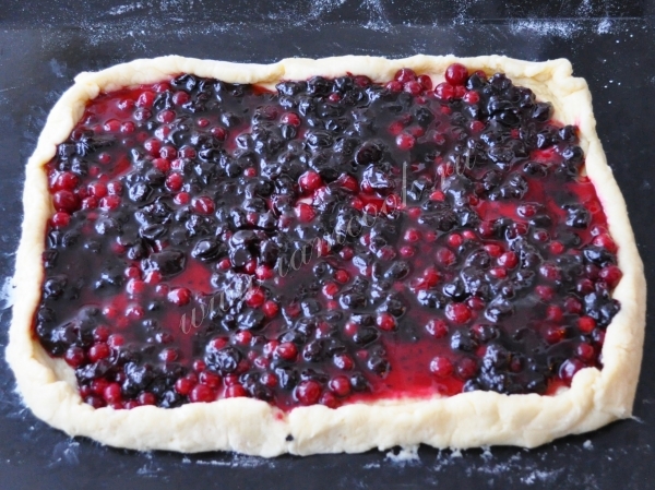 Выложить варенье на тесто