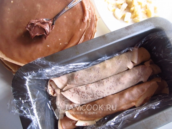 Уложить блинные рулеты в форму