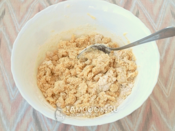 Соединить яйца с сухими ингредиентами