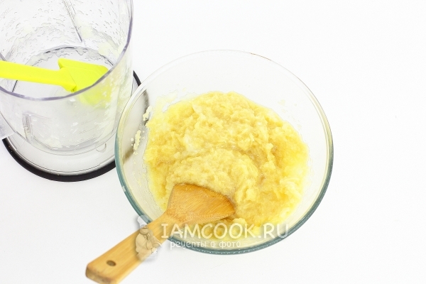 Потереть картофель и лук