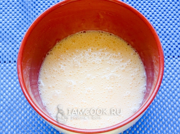 Взбить яйца с сахаром и маслом