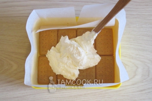 Положить на печенье крем