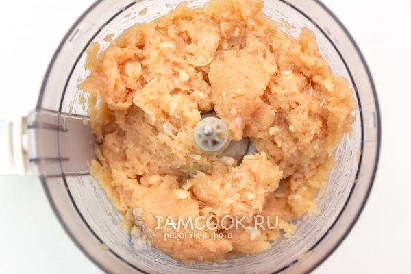 Измельчить мясо с чесноком