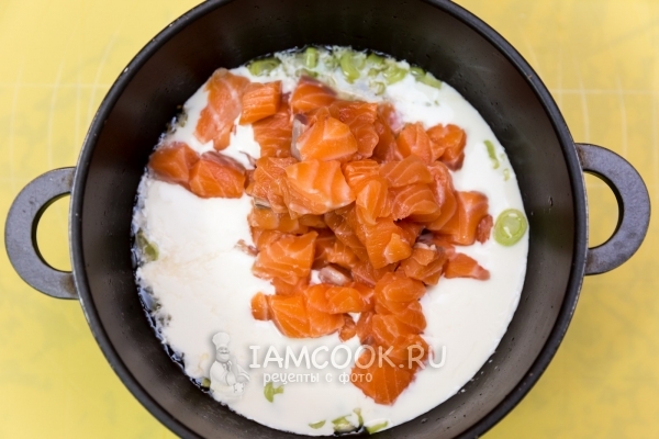 Положить рыбу