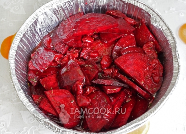 Переложить свеклу с маринадом в форму