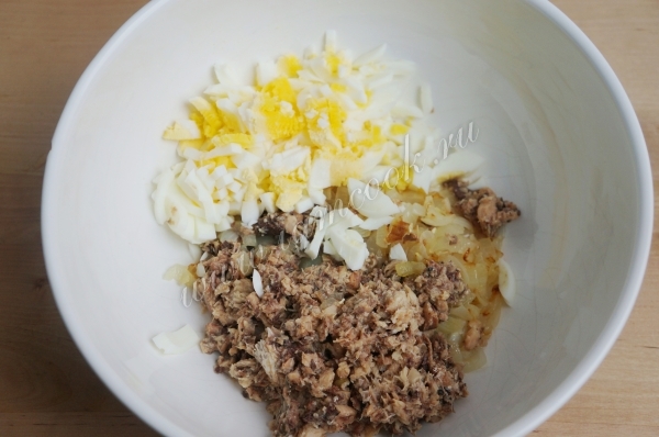 Яйца с рыбной консервой