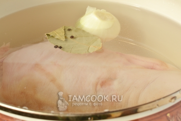 Соединить рульку, воду, лук и специи