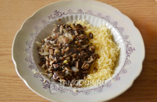 Смешать сыр и грибы с луком
