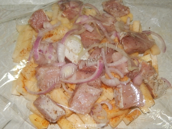 Свинина с картофелем в рукаве