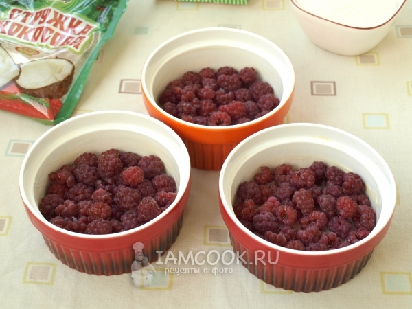 Уложить малину в формочки