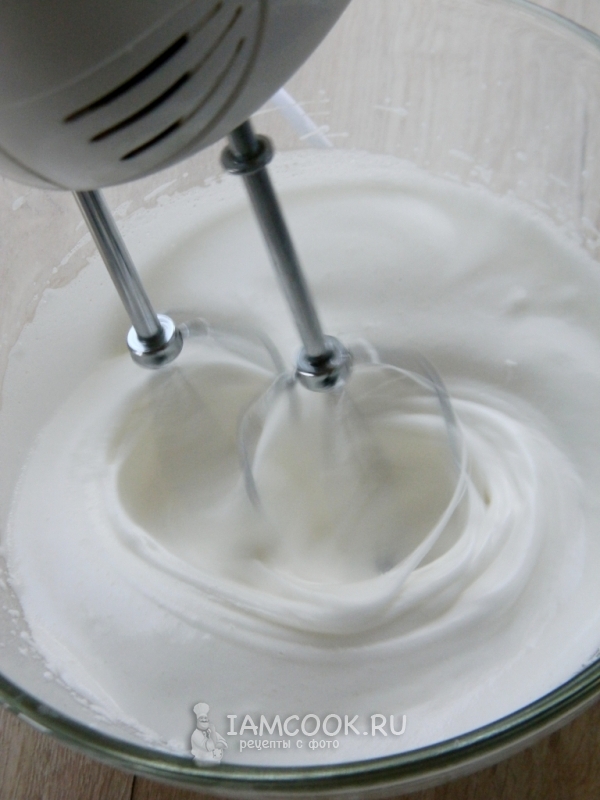 Взбить белки с сахаром