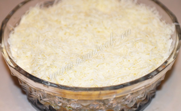 Слоеный салат с шампиньонами и курицей