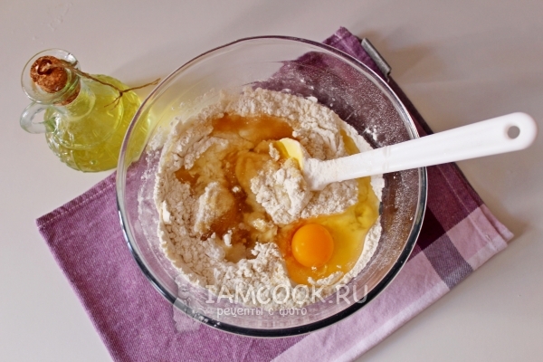 Положить масло, яйцо, мёд и сахар