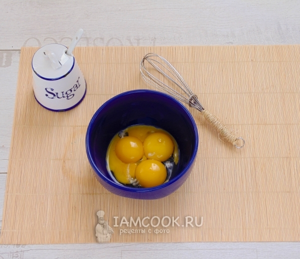 Подготовить для взбивания желтки и сахар