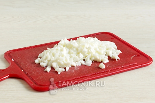 Мелко нарезали белок яиц