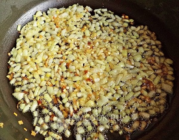 Обжарить лук