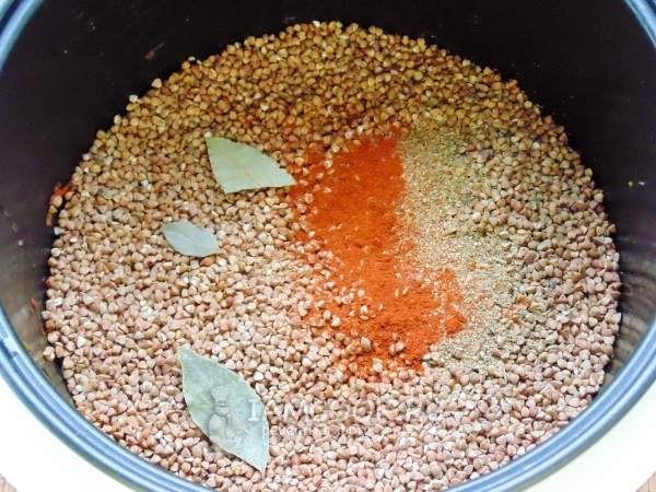 Всыпать гречку и специи