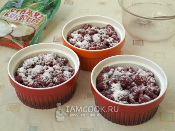 Посыпать малину сухой смесью