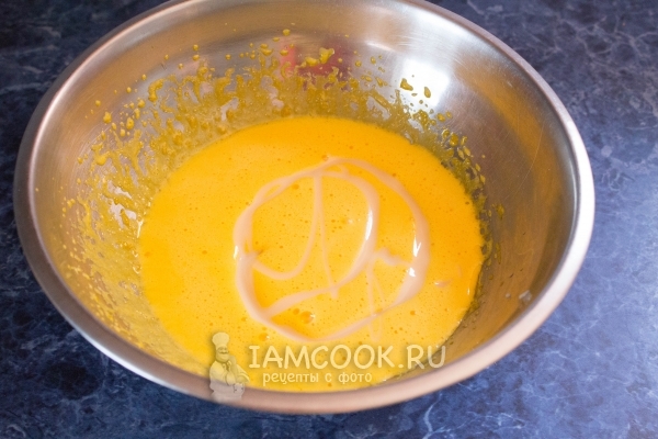 Влить сгущенку