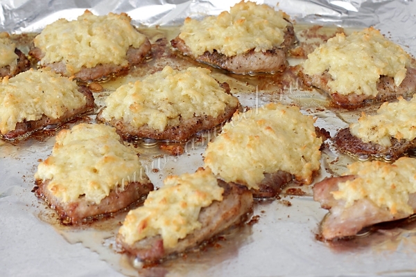 Свиные эскалопы, запеченные в духовке с сыром