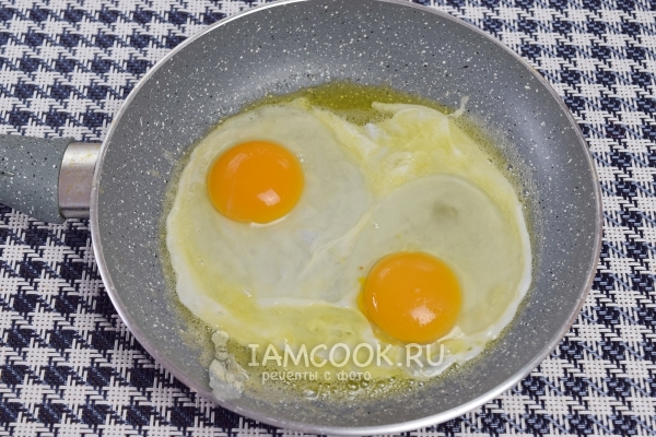 Вбить на сковороду яйца