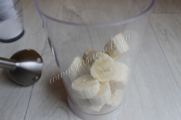 Банан в чаше блендера