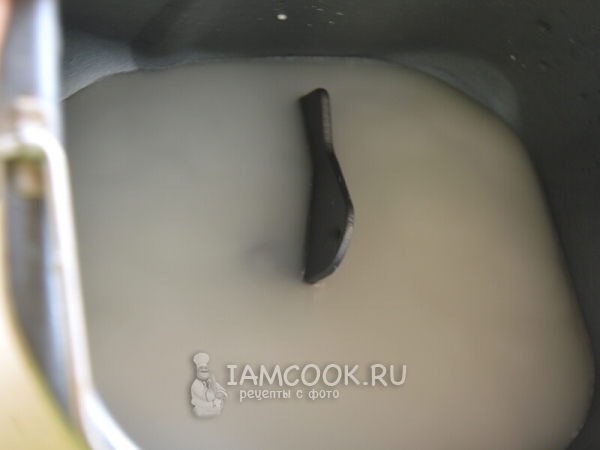 Смешать воду с дрожжами и сахаром