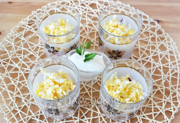 Положить измельченные яйца