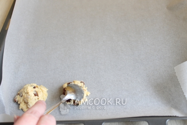 Выложить тесто на противень