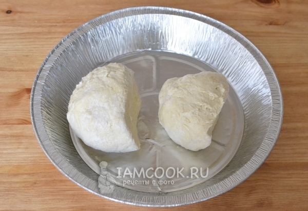 Разделить тесто на две части