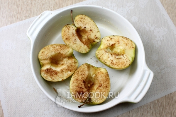 Яблоки с корицей и сахаром