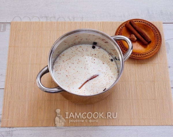 Всыпать в молоко специи