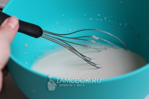 Всыпать дрожжи в муку