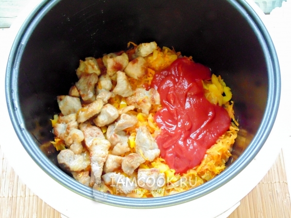 Добавить мясо и томатный соус