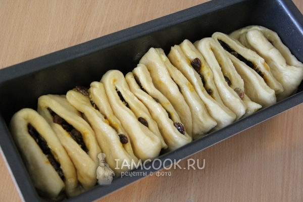 Выложить тесто в форму