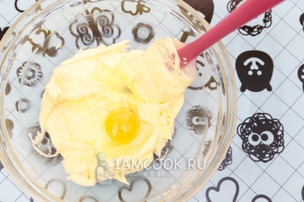 Соединить сахар, масло и яйцо