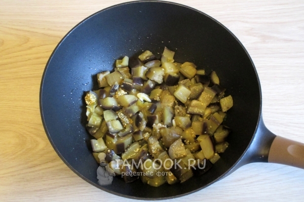 Обжарить баклажан с чесноком