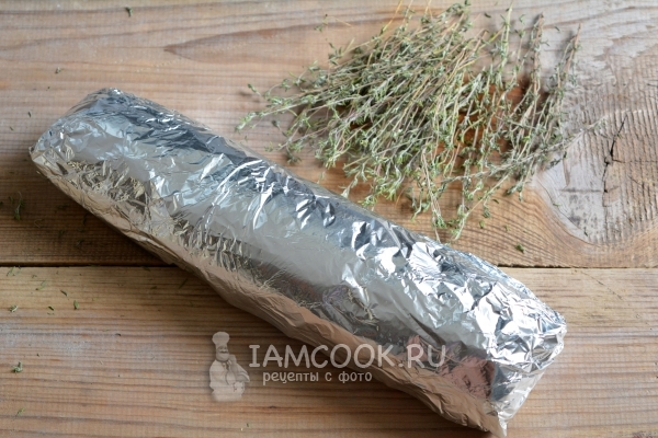 Завернуть рулет в фольгу