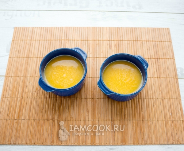 Перелить яичную смесь в формочки