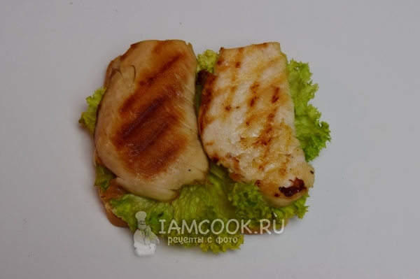 Положить куриную грудку