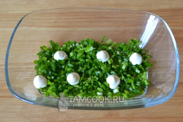 Положить капельки майонеза