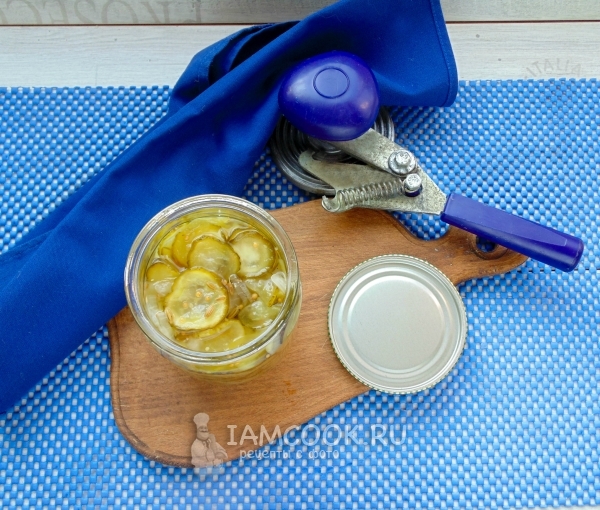 «Бутербродные» огурцы в банке перед закаткой