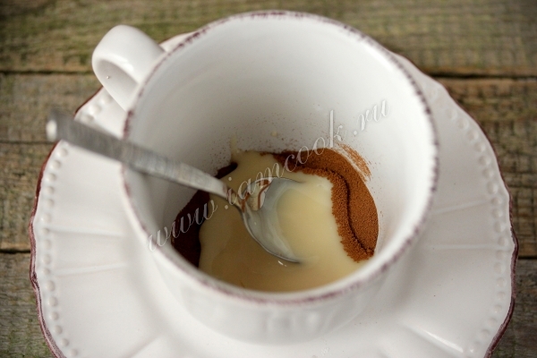 Перемешать кофе со сгущенкой