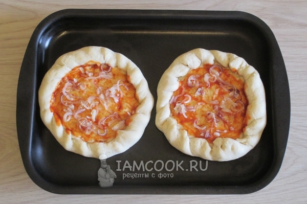 Смазать тесто кетчупом и выложить лук