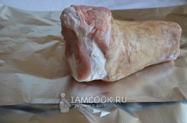 Положить рульку на фольгу