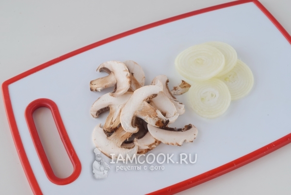Порезать лук и грибы