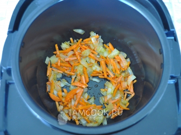 Обжарить лук с морковью