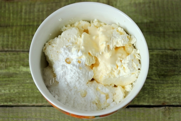 Творог, сливки и сахарная пудра